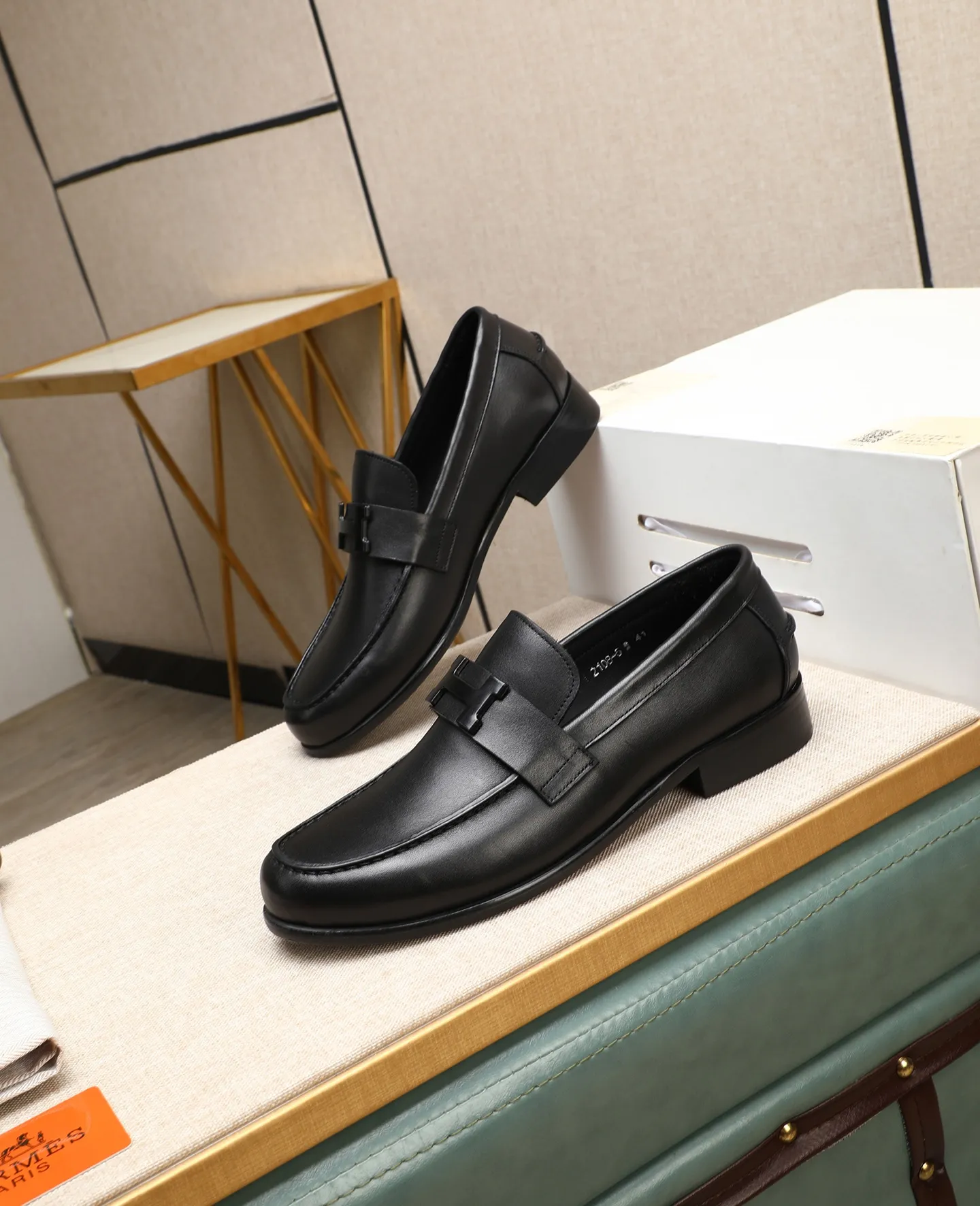 Men's shoes 💰620 Original quality Brand: Hermès Standard code: Men's code: 39.40.41.42.43.44 (38.45. Customized) Grade: Same style as the official website Original quality Material: Original cowhide Original breathable cowhide lining Original outsole Style category: Men's fashionable casual leather shoes Color: Actual picture